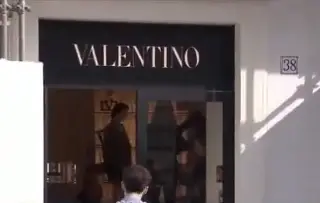 Imagen Roban decenas de bolsos valuados en 140 mil euros en tienda de Valentino 