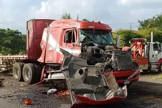 Imagen Vuelca tráiler cargado con malla de alambrón en carretera de Veracruz