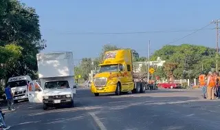 Imagen Tráiler se va contra manifestantes en carretera Veracruz-Xalapa y esto pasó (Video)