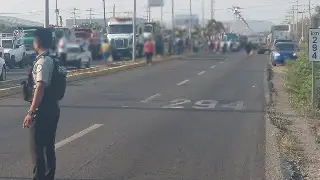 Imagen Bloqueo de habitantes en doble sentido en esta carretera de Veracruz 