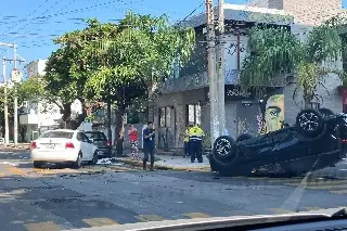 Imagen Queda llantas arriba en colonia Flores Magón de Veracruz 