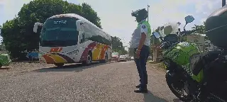 Imagen Cerrado el paso a vehículos en ambos sentidos en esta carretera de Veracruz