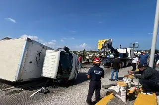 Imagen Vuelca camioneta cargada de mariscos en puente de Veracruz 