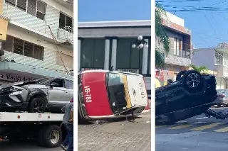 Imagen Taxi cae a socavón en Palma Real, Veracruz