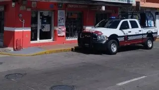 Se hace pasar como cliente y asalta casa de empeño; se lleva alhajas y joyería 