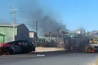 Imagen Quema de vehículos y bloqueos en Zacatecas tras operativo que dejó 21 detenidos en Jalisco