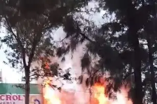 Imagen Incendio en negocio de madera deja un bombero resultó lesionado