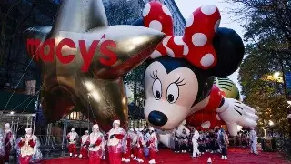 Imagen Bajo la lluvia, realizan tradicional desfile de tienda Macy's por Día de Acción de Gracias (+Video)