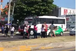 Imagen ¡Caos vial! Bloquean carretera Veracruz - Xalapa