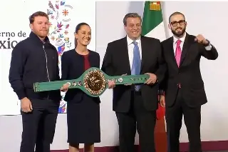 Imagen 'Canelo' llega a la 'mañanera' y entrega a Sheinbaum cinturón de Campeona y guantes de la paz