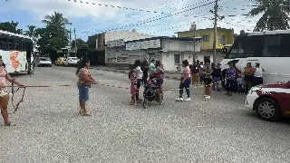 Imagen Amigos y familiares de Betzi López bloquean la avenida JB Lobos en Veracruz 