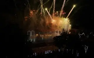 Imagen Con fuegos artificiales, encienden árbol de Navidad en Ixtaczoquitlán, Veracruz 