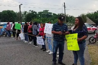 Imagen Bloquean carretera por falta de luz en primaria desde hace 8 meses 