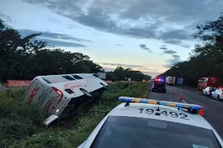 Imagen Vuelca autobús en autopista Sayula-La Tinaja