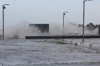 Imagen Se sale el mar en Veracruz por fuerte oleaje 