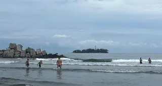 Imagen Desde temprano ya hay turistas disfrutando de las playas de Boca del Río