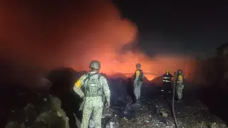 Imagen Activan Plan DN-III por fuerte incendio en colonia del puerto de Veracruz  