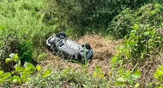 Imagen Volcadura de camioneta en el distribuidor vial Cabeza Olmeca en Veracruz 