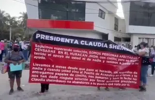 Imagen Maestros y damnificados por huracanes protestan contra Sheinbaum en Acapulco