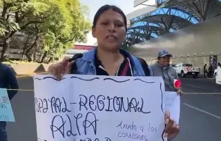 Imagen Padres de niños con cáncer bloquean accesos del aeropuerto de la CDMX 