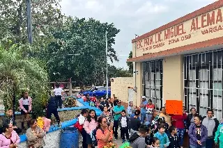 Imagen Padres de escuela primaria de Vargas, Veracruz, toman plantel para exigir maestros 