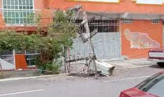 Imagen Cae poste de luz en avenida de Boca del Río 