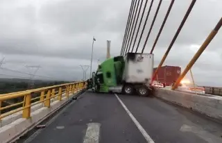 Imagen Casi cae tráiler de puente en autopista de Veracruz; hay cierre vial