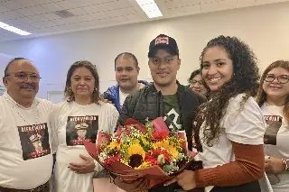 Imagen Marino Arturo Zacarías llega a Veracruz y se reúne con su familia después de ser liberado 