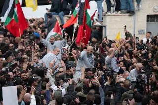 Imagen Un centenar de presos liberados por Israel llegan a Ramala; son llevados sobre hombros