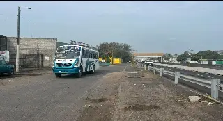 Imagen Tras accidente en la carretera Cardel-Veracruz camiones ya entran a las calles laterales