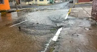 Imagen Fuerte fuga de agua en calles del centro de Veracruz 