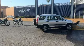 Imagen Abandonan camioneta tras choque en puente del Dorado