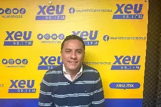 Imagen Gibran Pizarro cumple 100 programas de transmitir la lectura a radioescuchas de XEU 