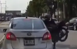 Imagen Ocasiona choque entre motociclista y auto que la atropellan 