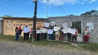 Imagen Padres de familia se manifiestan por falta de energía eléctrica en telesecundaria de Veracruz 