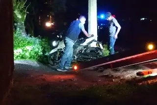 Imagen Una mujer fallecida y otra lesionada al chocar su motocicleta contra un poste de concreto en Ixhuatlancillo