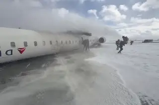 Imagen Avión se estrella y vuelca en aeropuerto de Toronto, Canadá