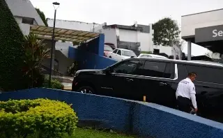 Imagen Familiares de Paquita la del Barrio llegan a funeraria en Xalapa donde será recibida 