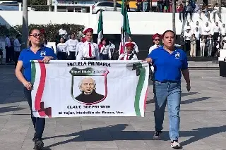 Imagen 90 escuelas participaron en el desfile del día de la Bandera en Boca del Río