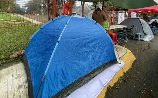 Imagen Docentes se quedan a acampar; exigen a SEV 20 mil horas para solucionar la falta de maestros en aulas