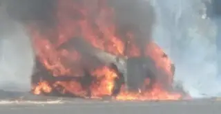 Imagen Chocan de frente y se incendia vehículo en carretera de Veracruz 