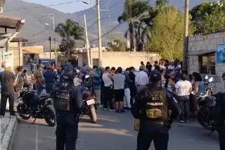 Imagen Amarran y golpean a sujeto que presuntamente intentó asaltar a taxista en Nogales, Veracruz