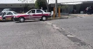 Imagen Taxistas y automovilistas se quejan por zanjas en la avenida Lafragua frente a la terminal de autobuses