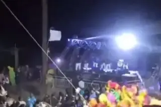 Imagen Cae escenario principal de Carnaval tras fuertes vientos en Hidalgo (+video)