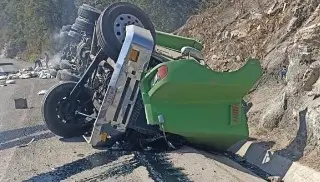 Imagen Muere conductor tras volcadura de tráiler en autopista de Veracruz