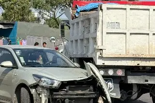 Imagen Choca auto con camión en Boca del Río