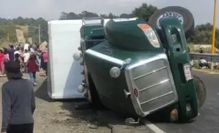 Imagen Vuelca tráiler en autopista de Veracruz; lugareños roban toda la carga de papas 