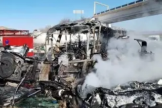 Imagen Al menos 14 muertos deja choque frontal de un autobús con un tráiler en Durango