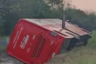 Imagen Cierre por accidente de autobús en autopista La Tinaja-Cosoleacaque