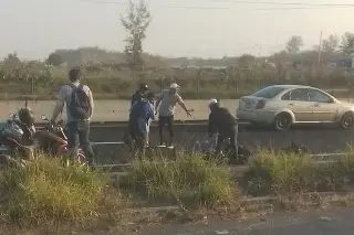 Imagen Auto embiste a pareja de motociclistas en Veracruz y resultan lesionados